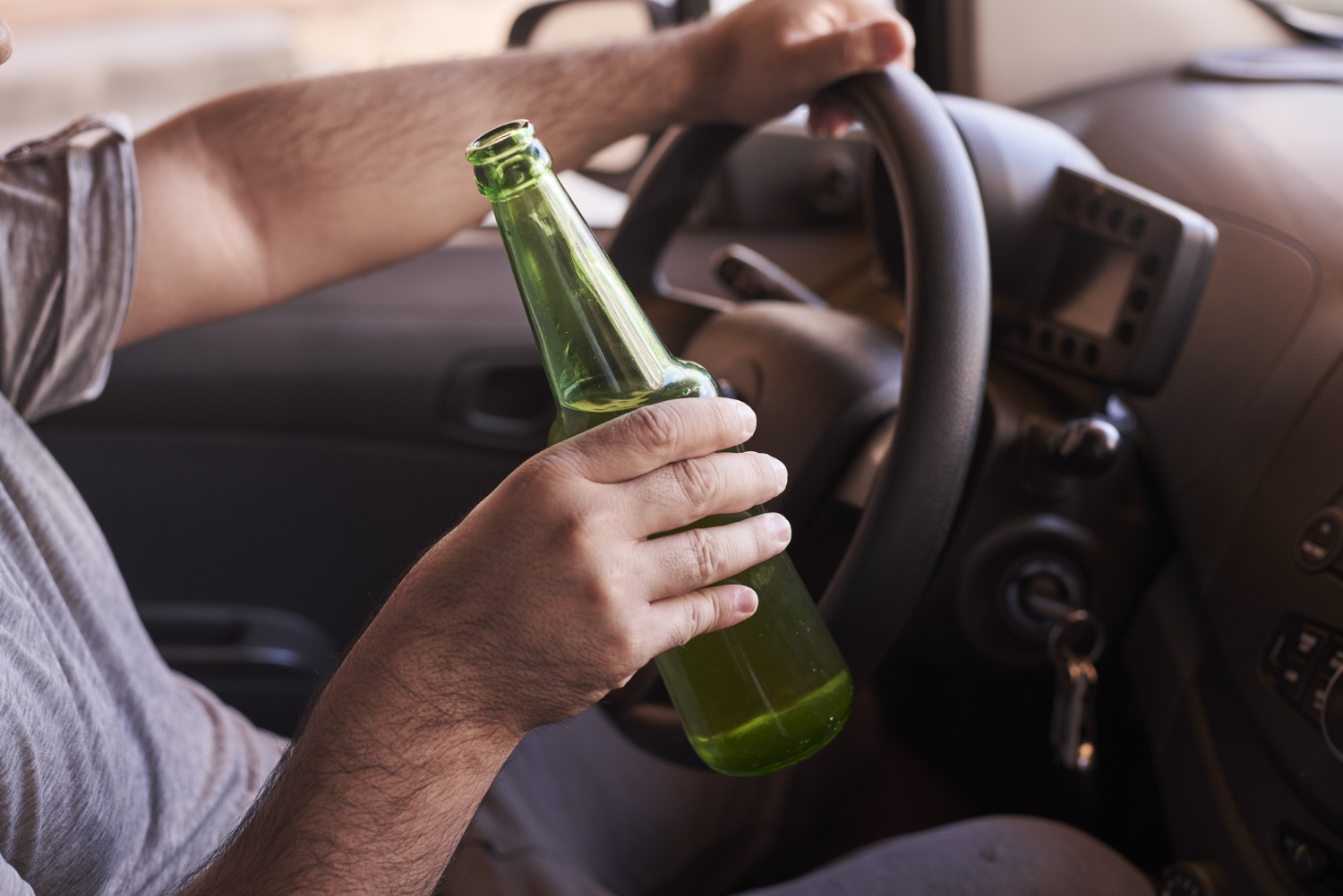 Pijany kierowca narusza zakaz sądowy i prowadzi auto