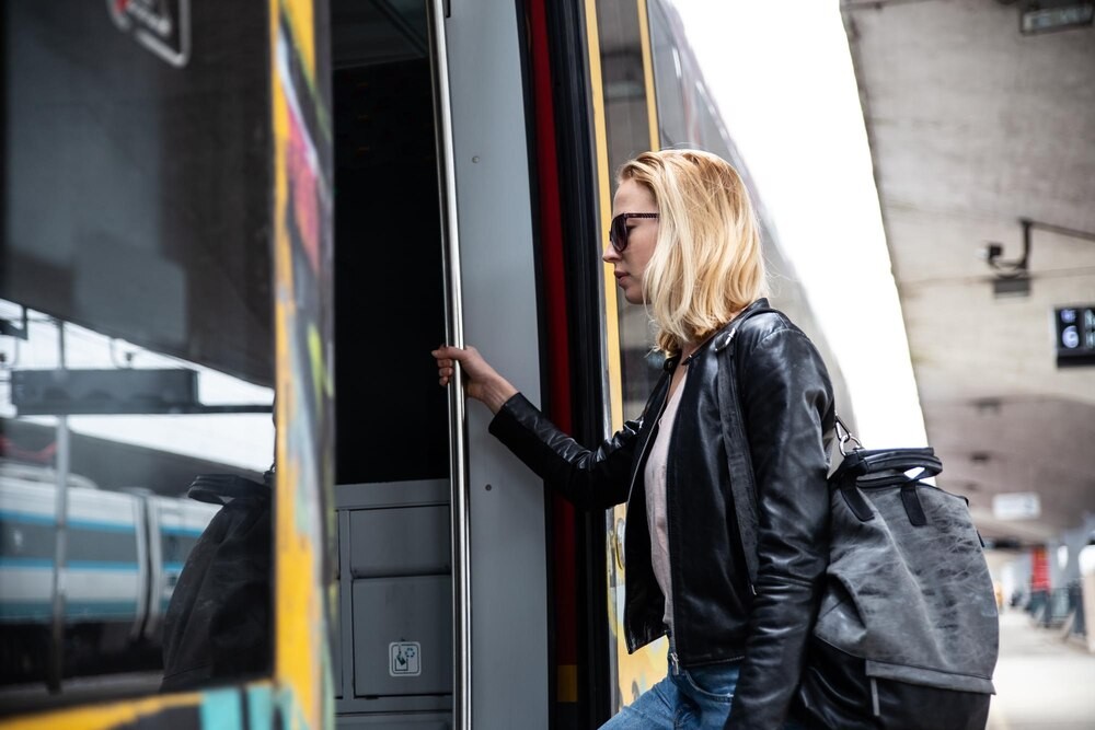 Autobus wjeżdża na skrzyżowanie mimo zakazu – kierowcy w ogniu krytyki!