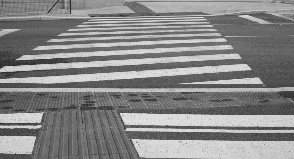 Bezpieczne przejście nad Rawą: Mieszkańcy zyskają nowy chodnik w Zawodziu