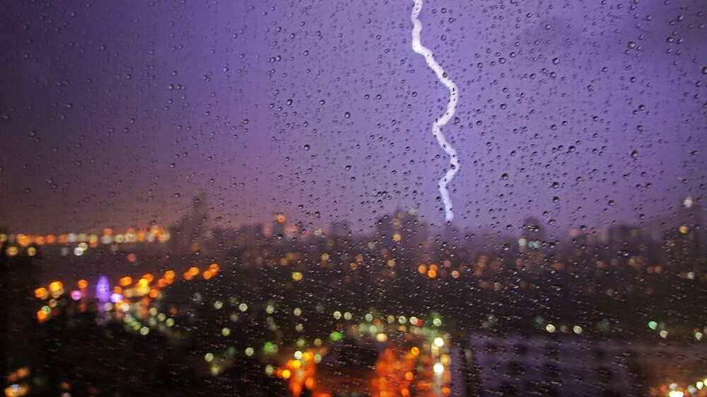 Ulewy znów dały się we znaki: zalane garaże i przerwane wały w regionie