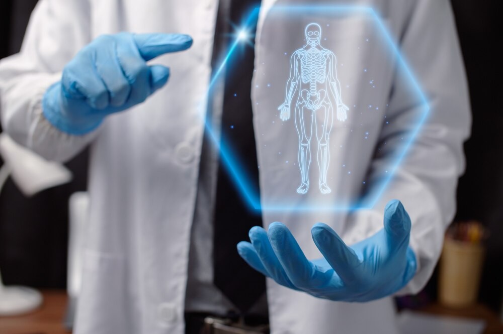 Policjanci i ratownicy medyczni w szpitalu – radosne spotkanie z małymi pacjentami