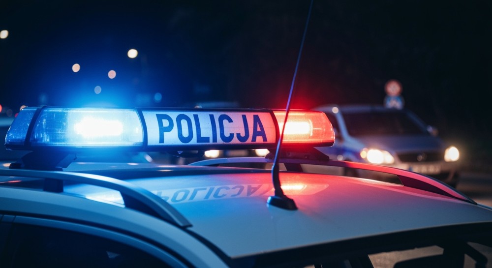 Policjanci ratują dzień: szybka wymiana koła na niebezpiecznym zakręcie