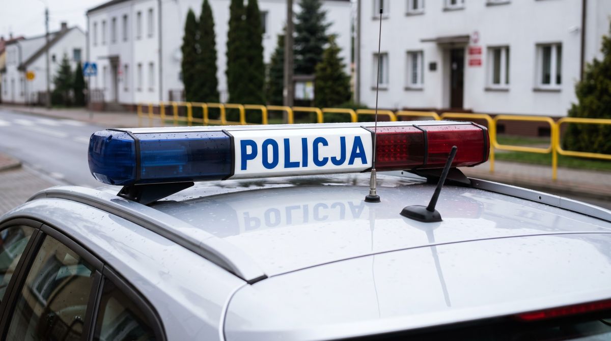 Policjanci na festynie szkolnym: Bezpieczeństwo i zabawa dla najmłodszych