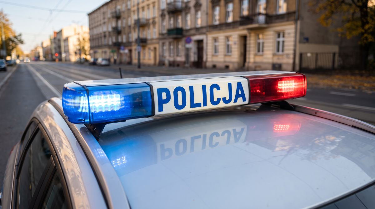 Pijany kierowca Opla na ścieżce rowerowej!